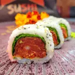 Uramaki Tomate seco com rúcula