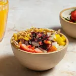 Iogurte com frutas, granola da casa