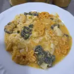 Macarrão divertido com estrog frango