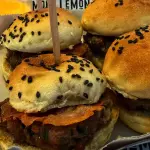 4 Mini burger con panceta y cheddar