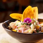Ceviche com chips de banana da terra