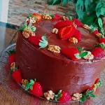 Bolo de Morango com Nozes