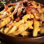 B fries (papas con queso y tocineta)