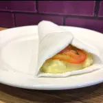 Tapioca de presunto, queijo e tomate