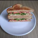 Sándwich Jamón y Queso con Pollo