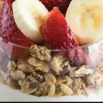 Yogurt con granola y fruta