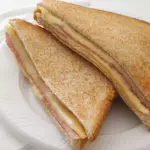 Pan Tostado con Mortadela y Queso