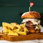 DOBLE CHEESE TOCINO BURGER + PAPAS