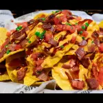 Nachos con queso y tocino