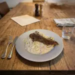 FETUCCINI ALFREDO CON CHULETA