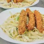 Pasta con tiras de pollo