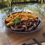 FILÉ COM FRITAS AO MOLHO MADEIRA