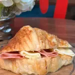 CROISSANT DE JAMÓN Y QUESO