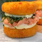 Sushi burguer salmão cru ou grelhado
