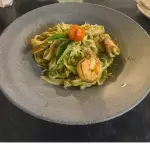 Fetuccini al pesto con camaron