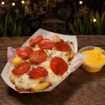 Papas con peperoni