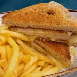TOSTA FRANGO COM QUEIJO BRIE