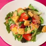 Ensalada de lechugas mixtas y frutos rojos