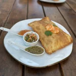 Pastel camarão ao molho gorgonzola