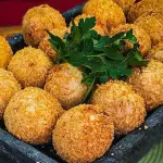 Bolinho de mandioca com Calabresa