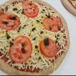 Pizza tomate, huevo y chimi