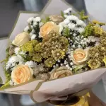 Rosas peach e mini margarida dourada