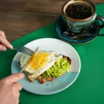 Tostón con palta y huevo