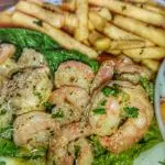 Papas y camarones al ajillo
