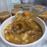 Feijão branco com carne e legumes