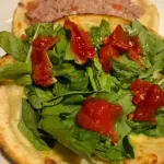Rúcula com tomate seco e queijo mina