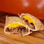 Pastel de Carne, cheddar e doritos.
