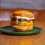 Croissant roll com salmão defumado