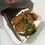 Temaki de cubos de salmão empanado