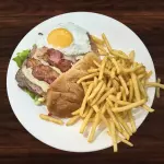 Chivito DELI al pan con papas fritas