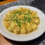 TOFU FRITO EN SALSA DE VIEIRA 瑶柱豆腐