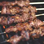 ESPETINHO FRANGO, CARNE E LINGUIÇA