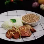 Arroz feijão e calabresa
