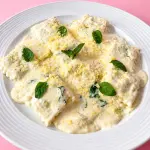 Ravioli de frango ao molho branco