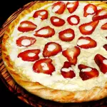 PIZZA CHOCOLATE BRANCO C/ MORANGO