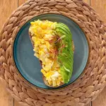 Tosta de huevos revueltos y palta