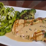 FILETE DE POLLO CON FETUCHINIS PESTO