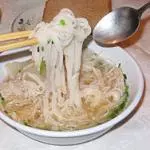 Sopa de pollo con fideo chino