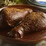 PIERNA DE GUAJOLOTE EN MOLE NEGRO