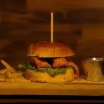 Hamburguesa de Boneless - Con papas
