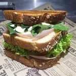 SANDWICH CAPRESE DE PAVO