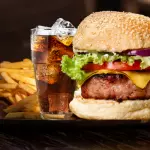 Sausage + fritas + refri lata