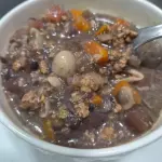Sopa de feijão com carne moída