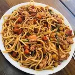 Macarrão na chapa com calabresa