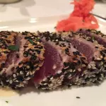 Sashimi de atum maçaricado.