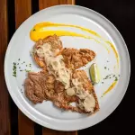 BISTEC DE CERDO ENCEBOLLADO